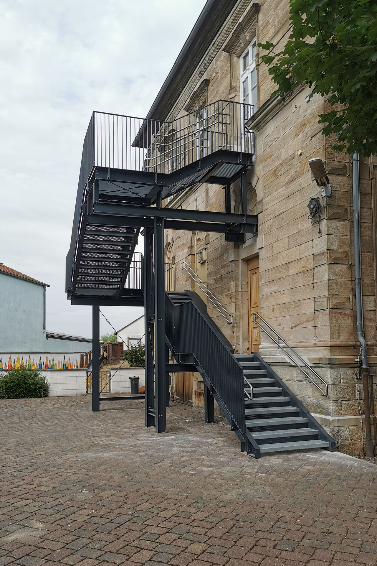 Anbau einer Stahltreppe